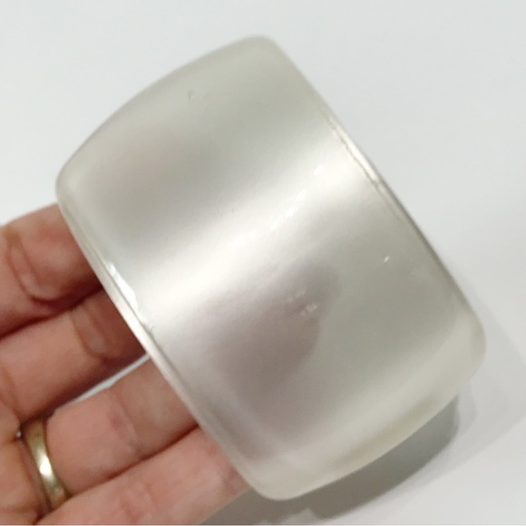 Vintage Pearl Thermoset Lucite Chunky Statement Clamper Bangle Bracelet Abstract - Picture 3 of 11